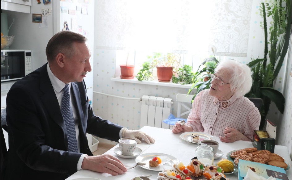 Беглов поздравил со 100-летним юбилеем блокадницу Надежду Строганову.
