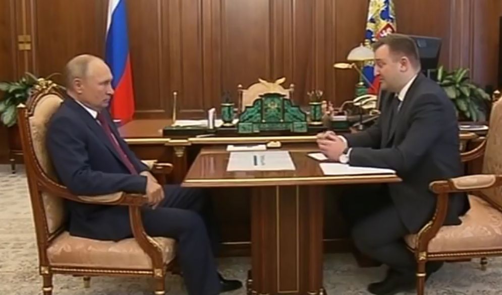 Путин обсудил с главой Росмолодежи эффективность волонтеров в стране.