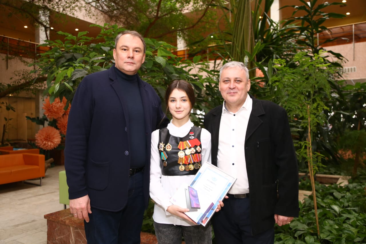 Заместитель председателя Государственной Думы Петр Толстой поздравил юную активистку Лилию Глушко