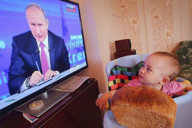 Путин дал поручения правительству по выплатам на детей