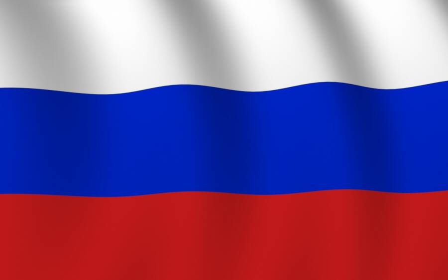 Школы Улан-Удэ будут поднимать флаг России регулярно