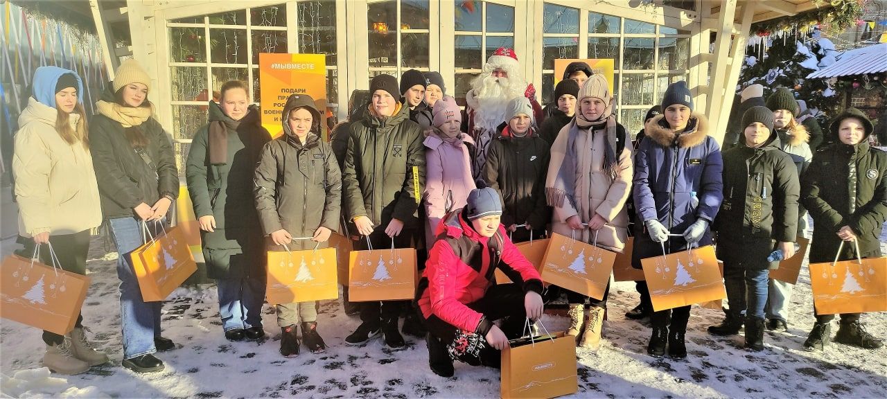 Кохомский Дед Мороз вручил подарки детям Донбасса на Красной площади