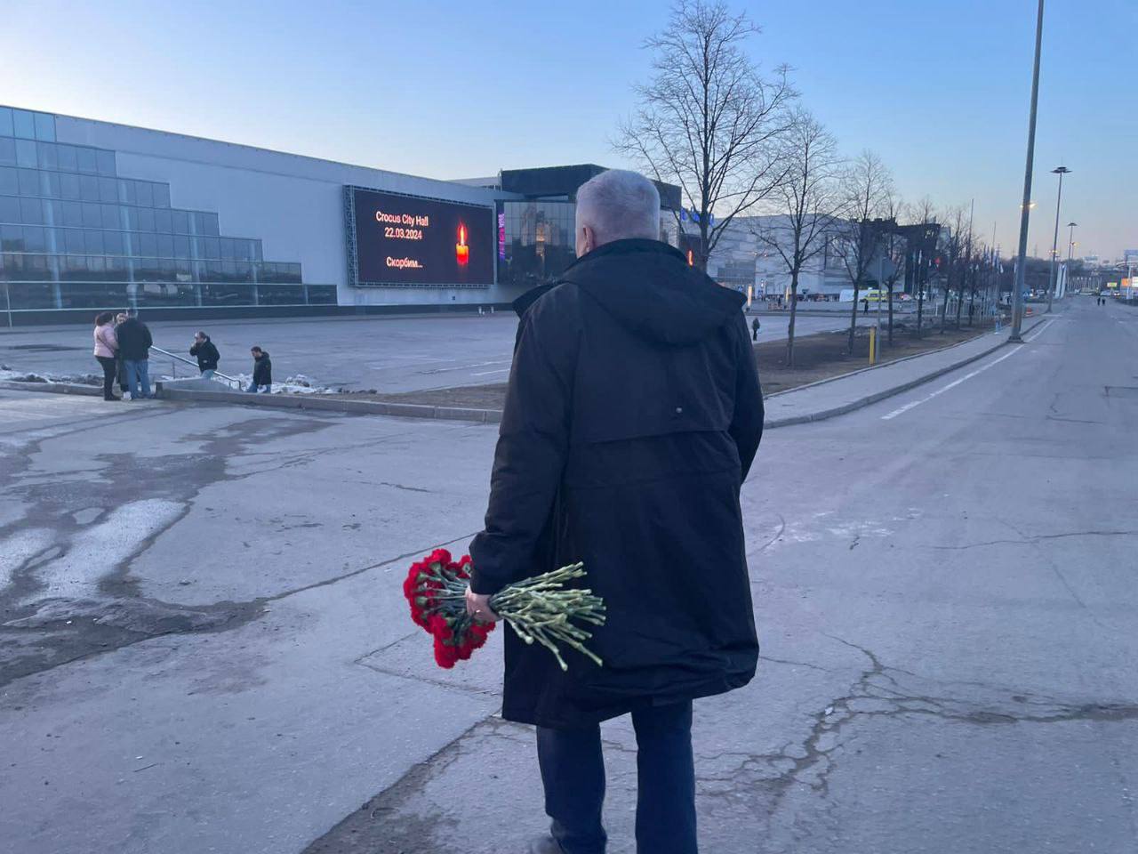 Юрий Юрманов посетил мемориал жертвам теракта у «Крокус Сити Холла»