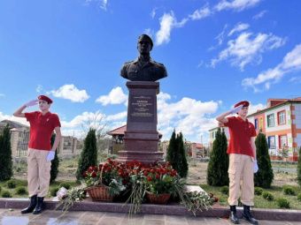 В Дагестане открыли бюст Героя России Дмитрия Серкова