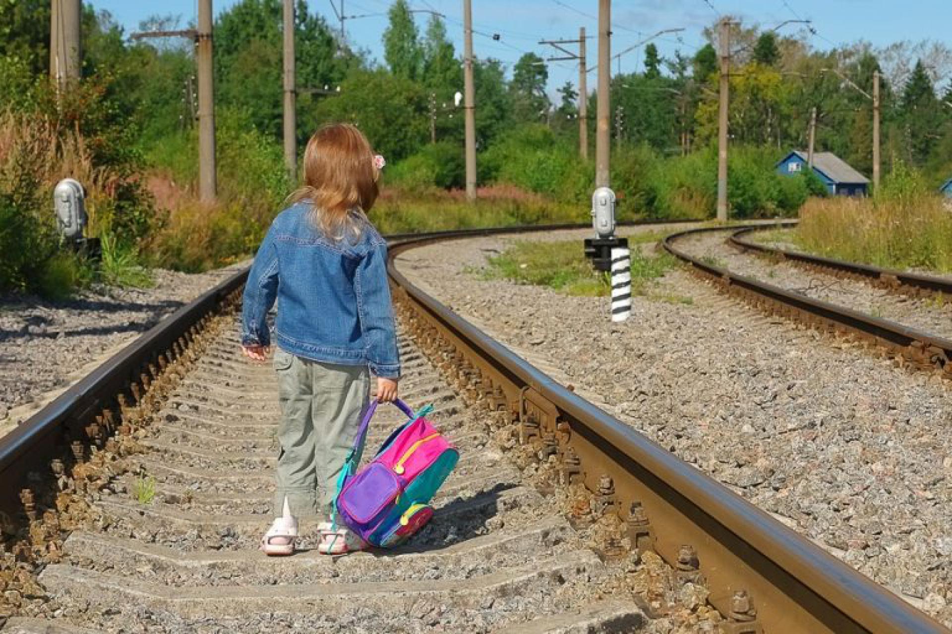 Ребенок с железной дорогой. Железная дорога для детей. Дети на ЖД путях. Дети на ЖД дороге. Детский травматизм на железной дороге.