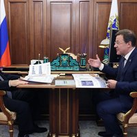 Азаров подарил Путину альбом с фотовыставки жен участников СВО