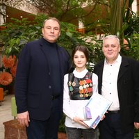 Заместитель председателя Государственной Думы Петр Толстой поздравил юную активистку Лилию Глушко
