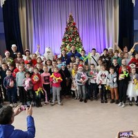 Кохомский Дед Мороз и активисты МГЕР поздравили детей Мариуполя