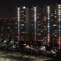 Челябинский многоквартирный дом подсветили цветами российского флага